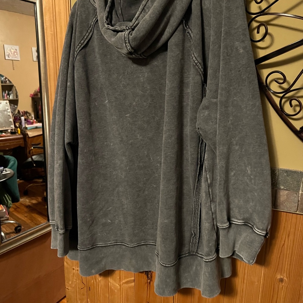 American Eagle Outfitters Gray V-Neck Sweater - Picture 3 of 3